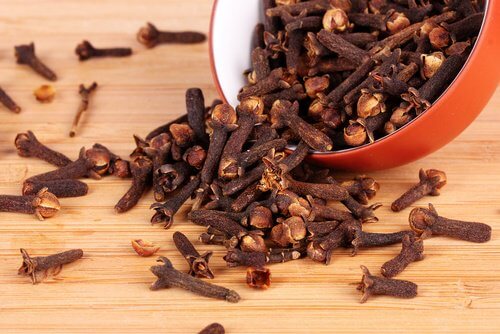 infusion de clous de girofle pour combattre les bouffées de chaleur de la ménopause