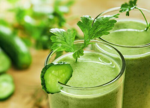 combattre l'insomnie avec ce smoothie à la laitue, au concombre et aux pommes