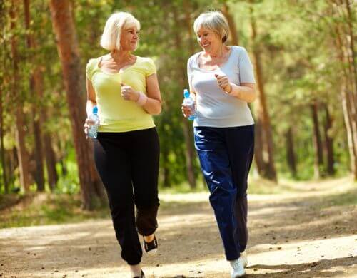 Marcher pour perdre du poids peut être pratiqué par tout le monde.