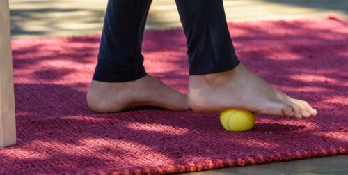 Un pied sur une balle de tennis