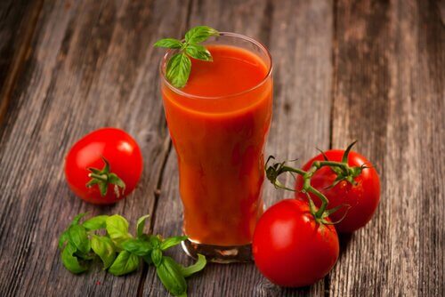 éliminer les toxines avec ce jus de tomate, d'ail et de curcuma