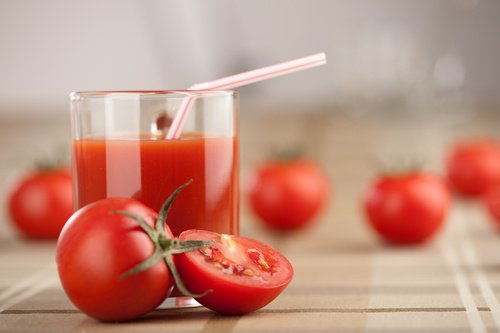 Éliminez les toxines une fois par semaine avec ce jus de tomate, d’ail et de curcuma