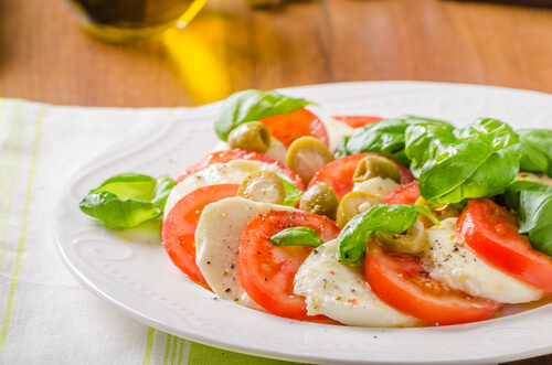 Salade saine à la tomate.