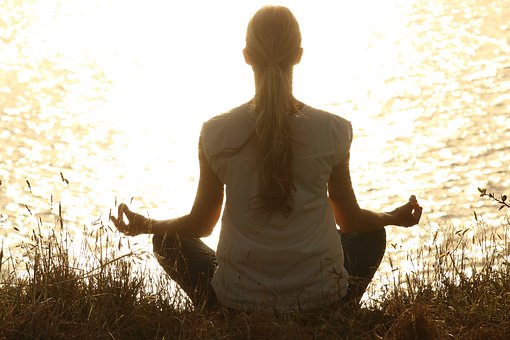 atteindre le calme avec le yoga et de la méditation 