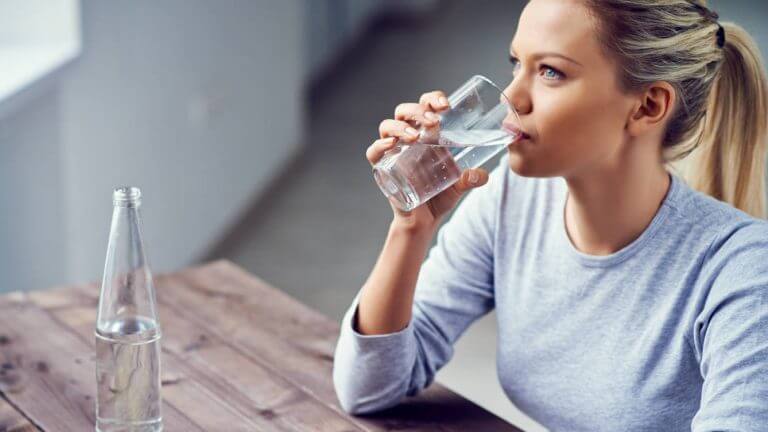 L'hydratation aide à éviter les démangeaisons de la gorge.