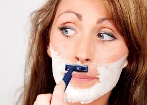 Excès de poils sur le visage des femmes : causes, comment ne pas empirer le problème