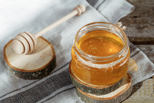Le miel : un remède naturel contre les démangeaisons de la gorge.