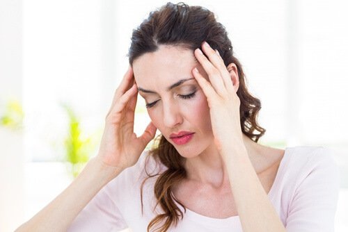Femme qui a la migraine