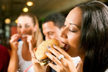 Remplacez simplement ces 8 aliments et vous enlèverez 500 calories à votre consommation quotidienne