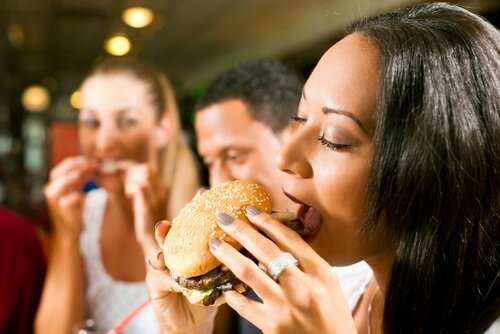 Remplacez simplement ces 8 aliments et vous enlèverez 500 calories à votre consommation quotidienne