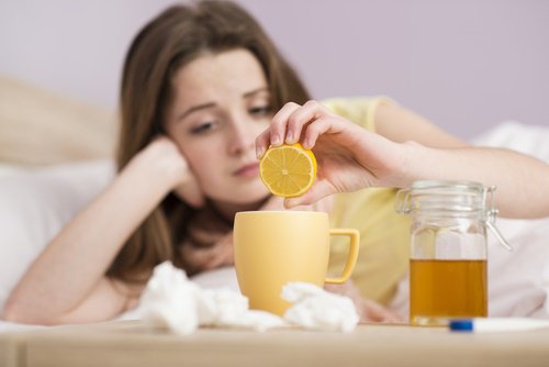Le thé au citron : un remède naturel contre les démangeaisons de la gorge.