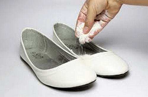 éliminer les mauvaises odeurs des chaussures grâce au bicarbonate de soude