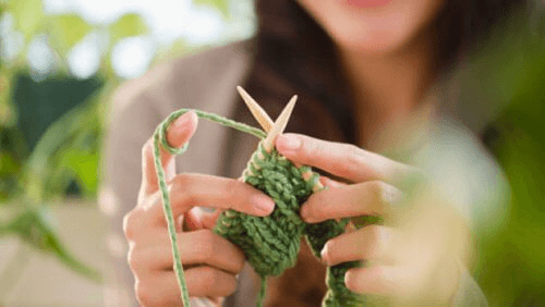 Bienfaits de tricoter, une des activités manuelles.