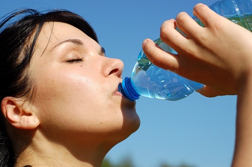 femme buvant de l'eau