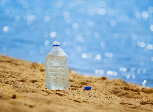 les bouteilles d'eau en plastique