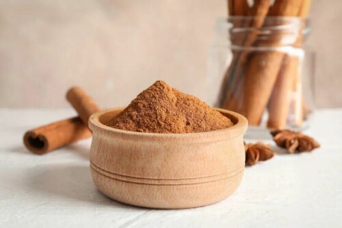 la canela en forma de polvo es fácil de integrar en sus platos