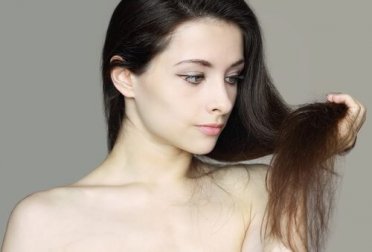 Cheveux secs: 4 alternatives pour leur donner vie