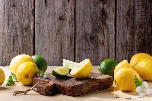 Utilisations curieuses du citron pour éliminer les odeurs de vos planches à découper.