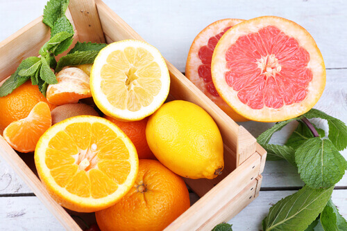 Des citrons, des oranges et un pamplemousse