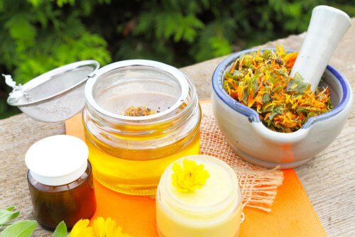 Crème de cire d'abeille, d'huile de coco et arnica contre les douleurs musculaires