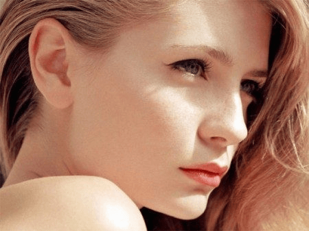 Décoloration d'un excès de poils.