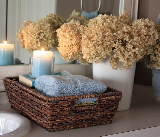 Les paniers d'osiers sont des objets aussi décoratifs que pratiques pour décorer votre salle de bains