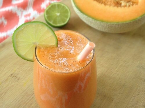 Smoothie à l'eau de melon et noix de coco pour combattre l'acné