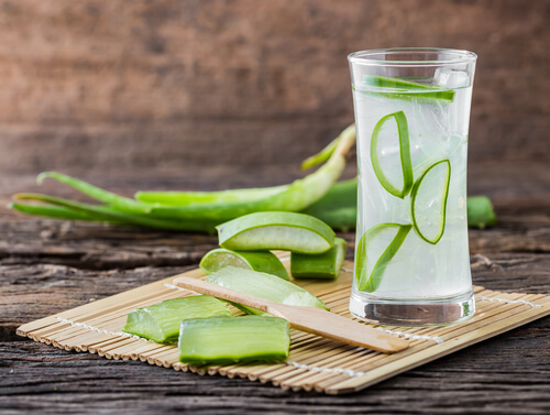 Jus d'aloe vera pour calmer les aigreurs d'estomac.