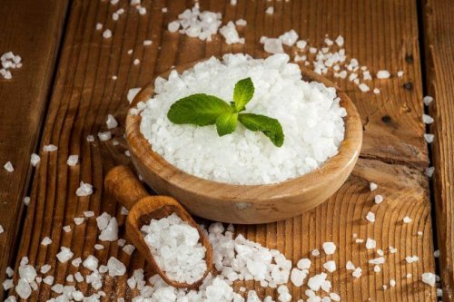 Exfoliant à base de sels d'Epsom, d’huile d'amande et de thé vert