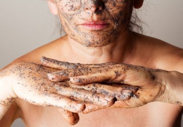4 exfoliants corporels aux huiles essentielles pour adoucir la peau