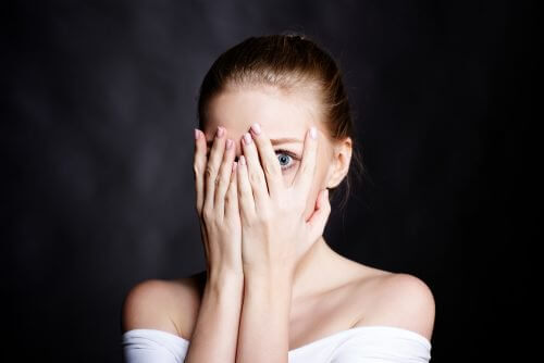 femme avec ses mains sur le visage