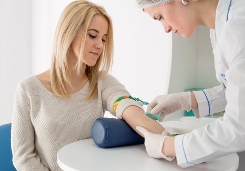 femme qui fait une prise de sang pour évaluer son taux de fer