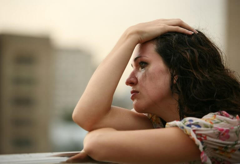 femme en pleurs à cause de sa relation de couple