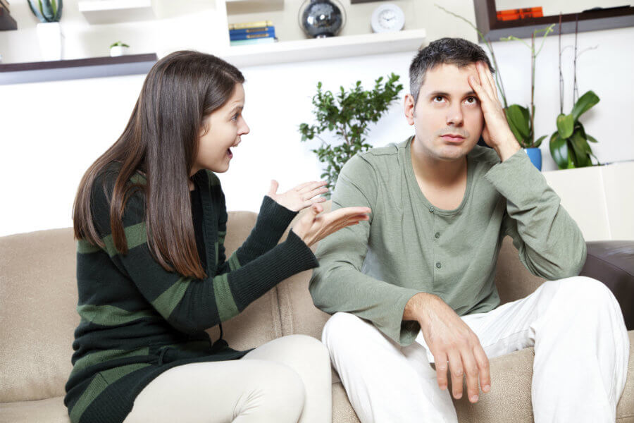 femme qui se dispute avec son conjoint