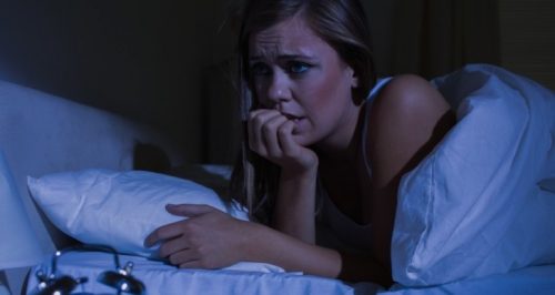 Les symptômes d'une crise de panique nocturne sont reconnaissables.