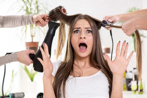 Femme qui se fait coiffer avec des appareils chauffants