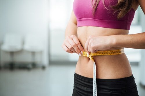 Femme qui mesure son tour de taille