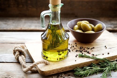 De l'huile d'olive sur un plateau avec des olives