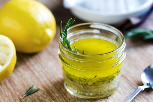Jus de citron et huile d'olive pour se débarrasser des migraines.