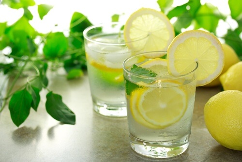 De l'eau citronnée pour réduire la cellulite
