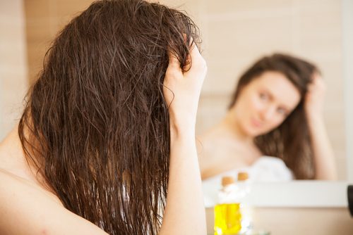 Appliquer un masque à l'huile d'olive sur les cheveux