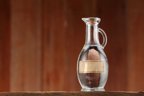 se nettoyer les oreilles avec du vinaigre et de l'alcool