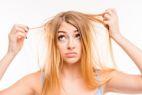 Les cheveux secs.