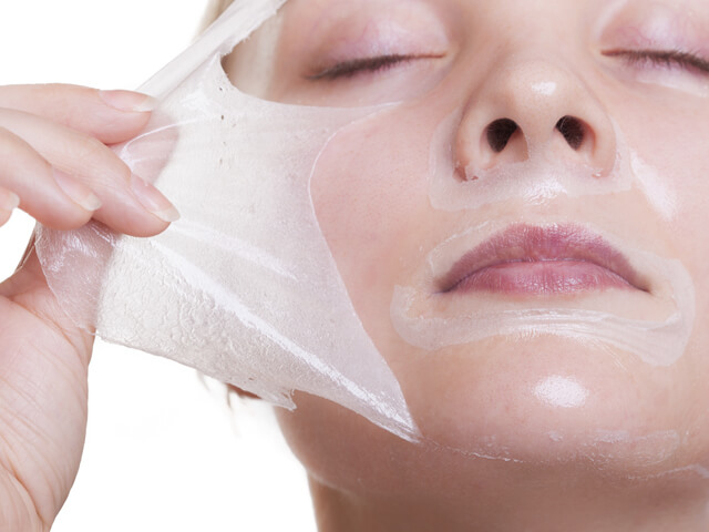 Masque à base de gélatine et de lait contre les points noirs.