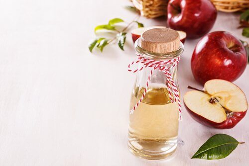 Lotion tonique au vinaigre de pomme pour un visage radieux