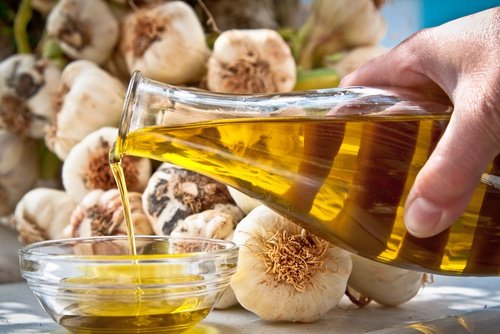 Ail et huile d'olive pour les cors aux pieds.