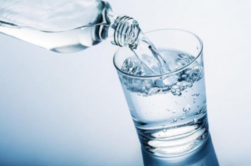 Boire suffisamment d'eau est très important pour éviter de prendre du poids à la ménopause.