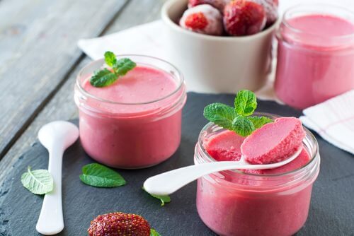 Mousse légère aux fraises et aux amandes, sans produits laitiers ni sucre