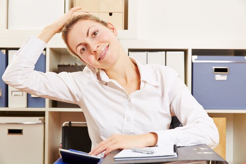 exercices qui soulagent les maux de cou : mains sur la tête