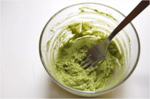 L’avocat et l’huile de coco pour combattre les pellicules.